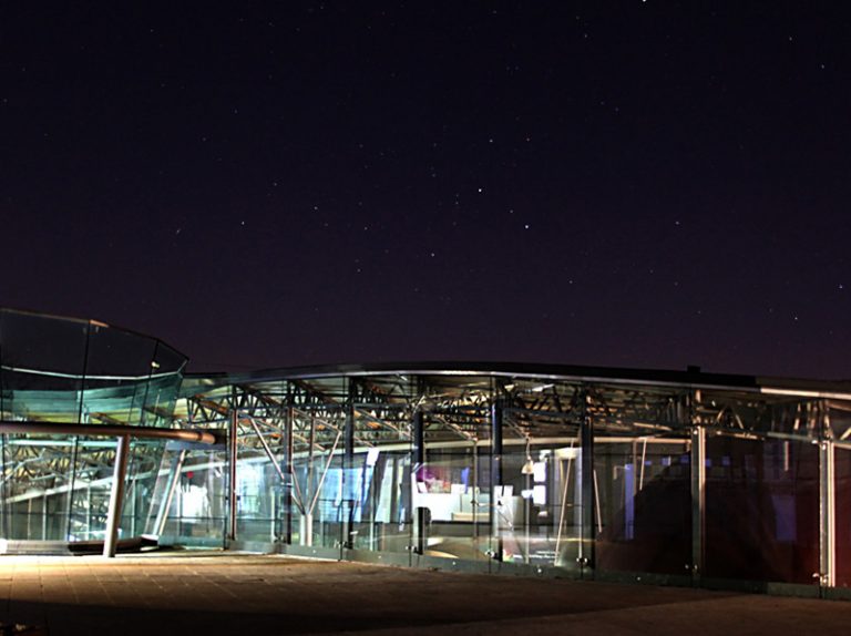 Foto esterna del museo durante la notte