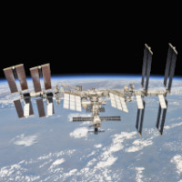 Immagine dell'ISS in orbita intorno alla Terra.